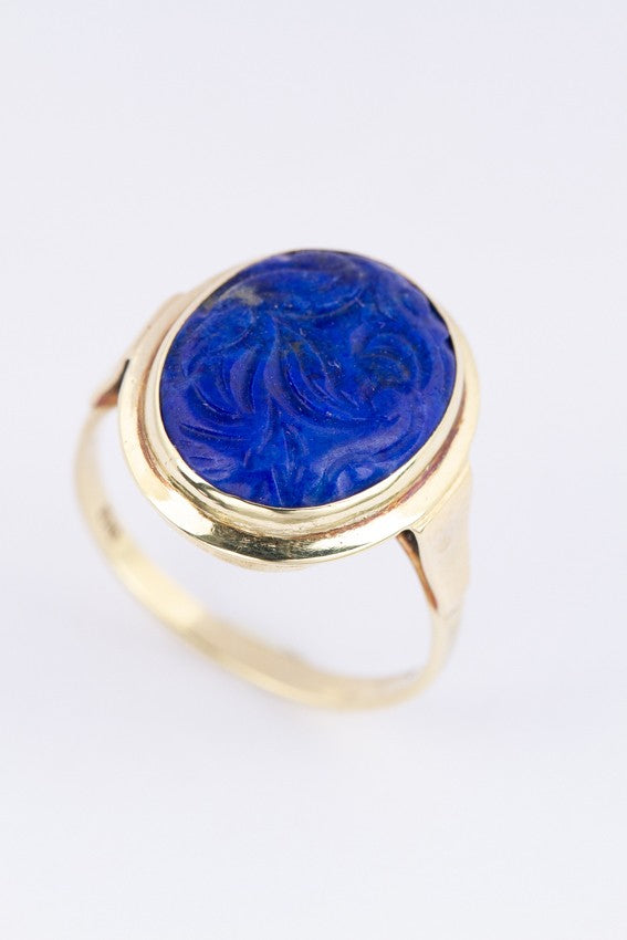 Gold ring with cut lapis lazuli