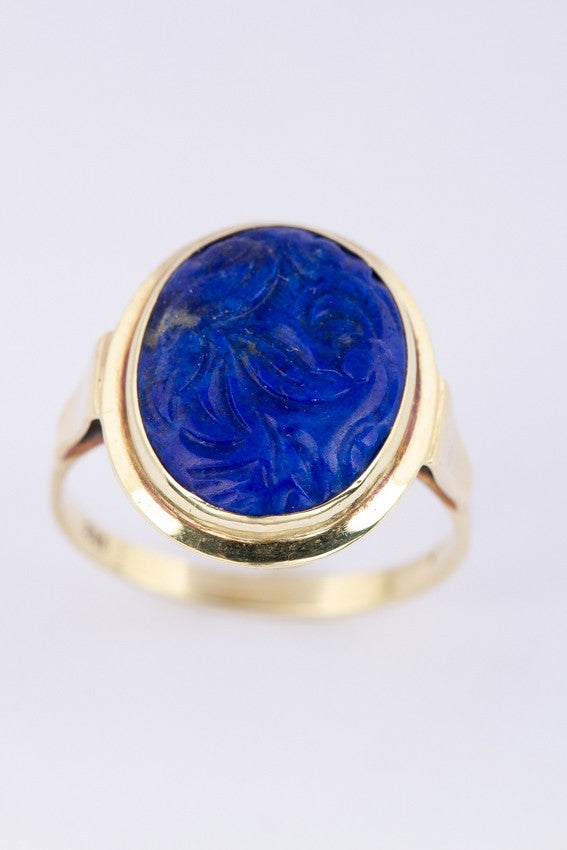 Gold ring with cut lapis lazuli