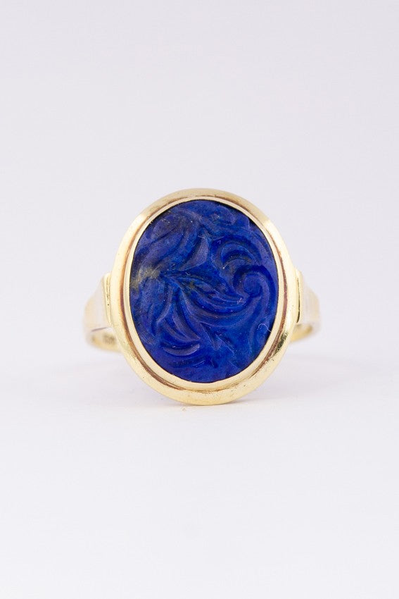Gold ring with cut lapis lazuli