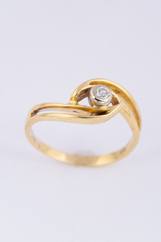 Gouden slag ring met een briljant