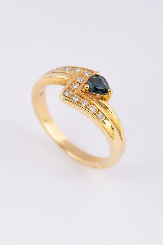 14 krt gouden slag ring met saffier en 12 briljanten