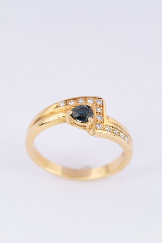 14 krt gouden slag ring met saffier en 12 briljanten