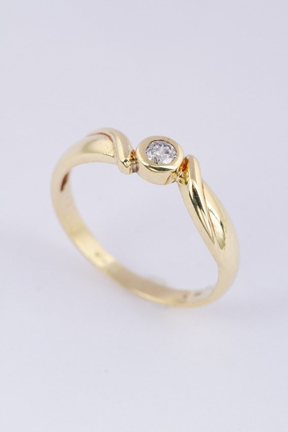Gold ring with a brilliant