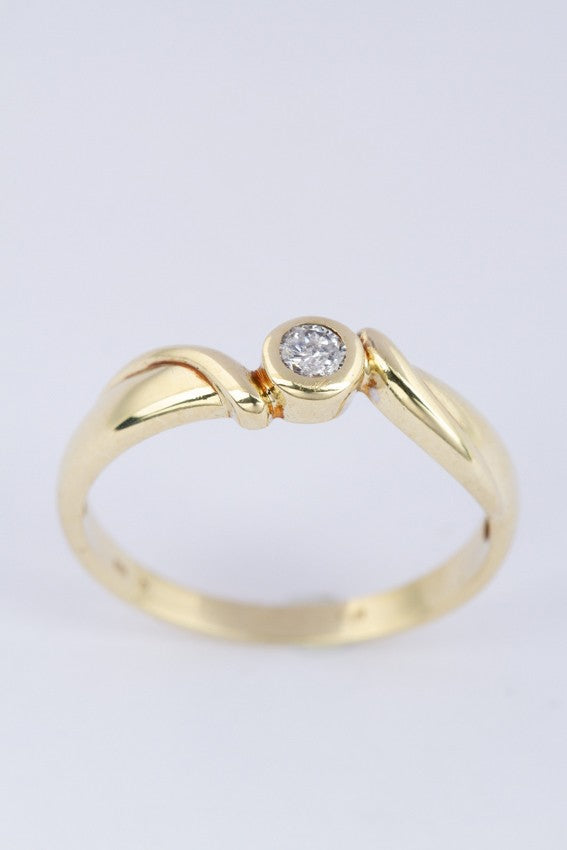 Gold ring with a brilliant