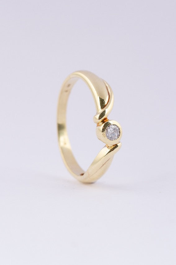 Gold ring with a brilliant