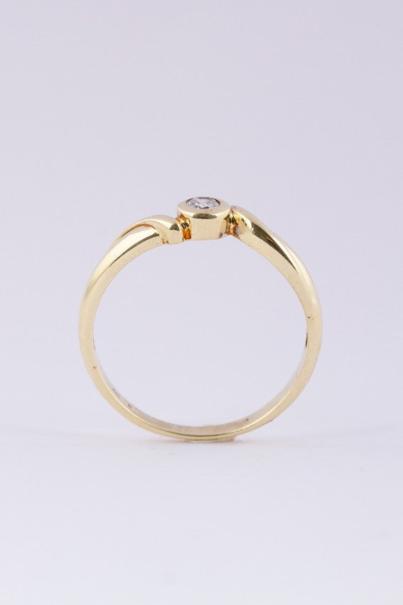 Gold ring with a brilliant