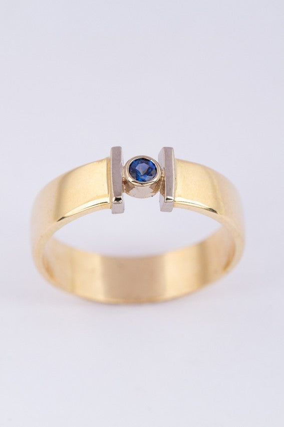 Wit/geel gouden ring met saffier