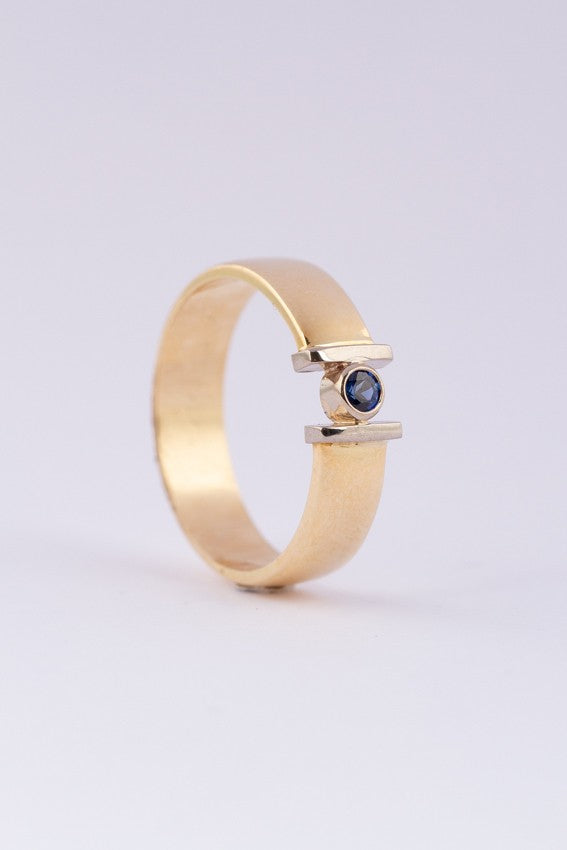 Wit/geel gouden ring met saffier