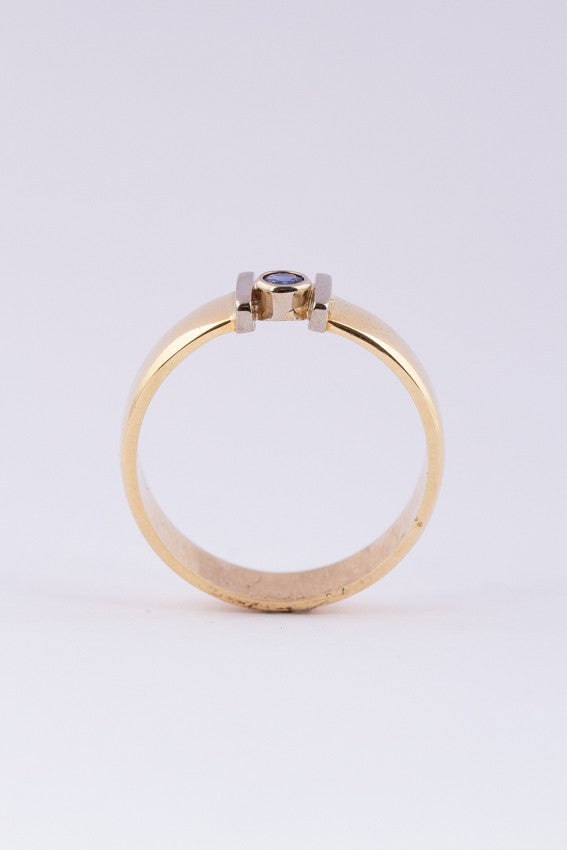 Wit/geel gouden ring met saffier