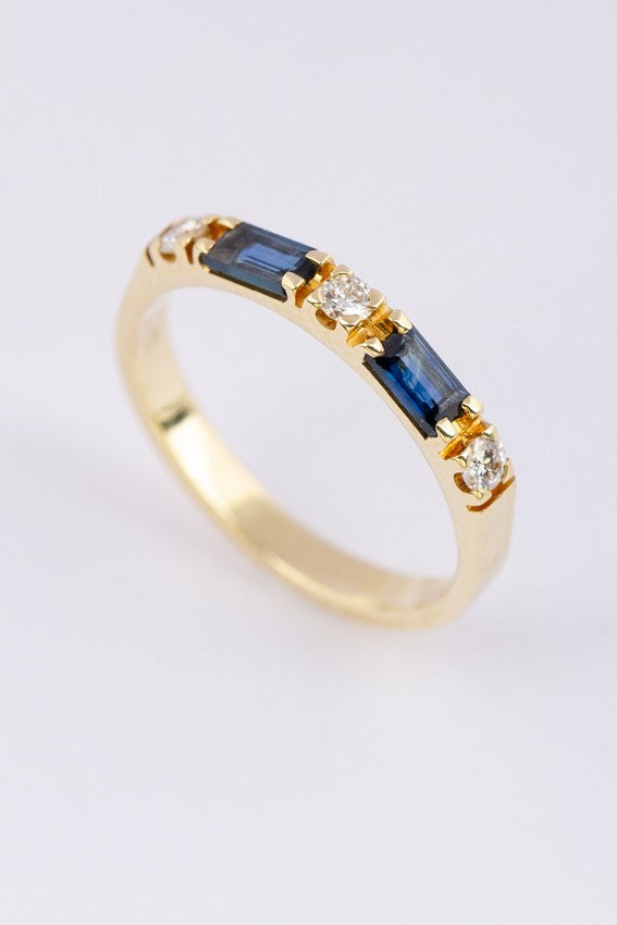 Gouden rij ring met saffieren en briljanten