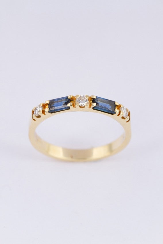 Gouden rij ring met saffieren en briljanten