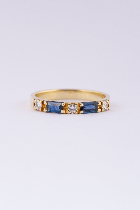 Gouden rij ring met saffieren en briljanten