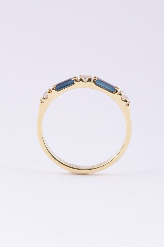 Gouden rij ring met saffieren en briljanten