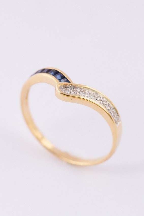 Gouden V-ring met briljanten en saffieren