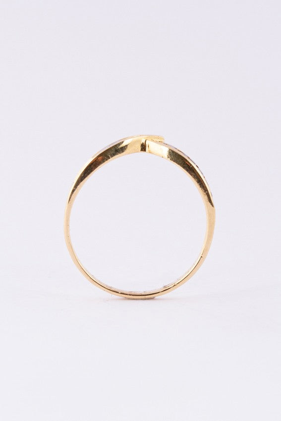 Gouden V-ring met briljanten en saffieren