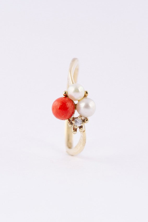 Gouden slagring met bloedkoraal, parels en briljant.