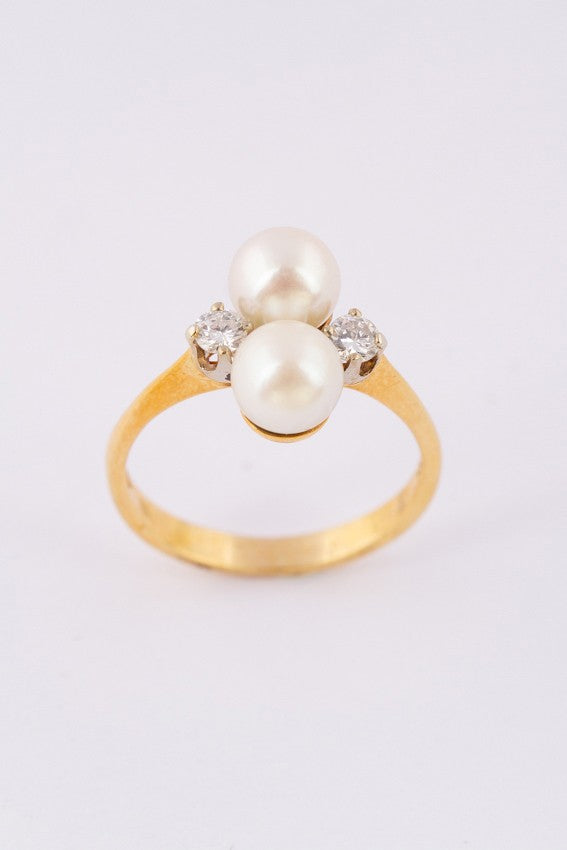 Gold ring with cultured pearls and diamonds