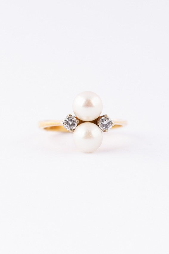 Gold ring with cultured pearls and diamonds