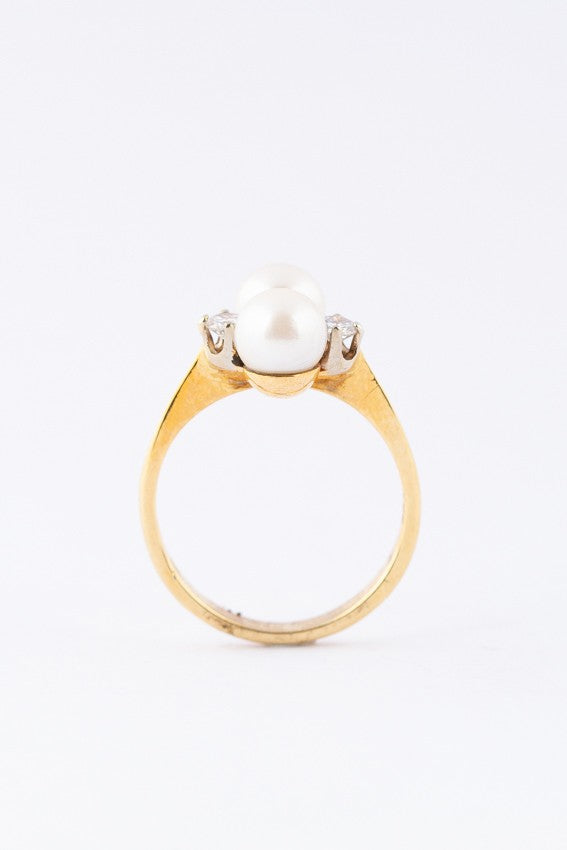 Gold ring with cultured pearls and diamonds