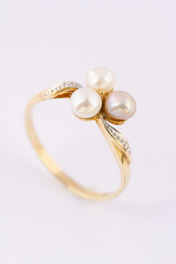 Gold ring with 3 pearls
