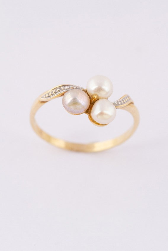 Gold ring with 3 pearls