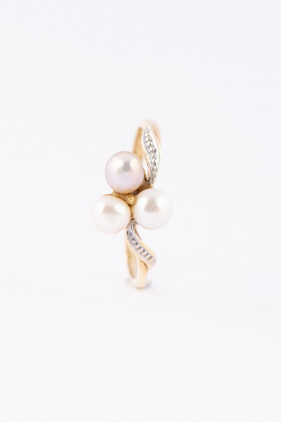 Gold ring with 3 pearls