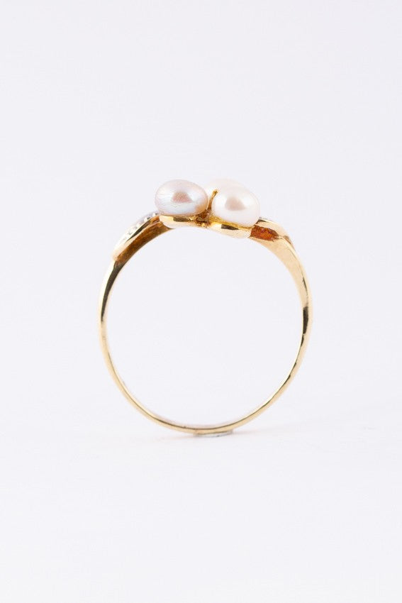 Gold ring with 3 pearls