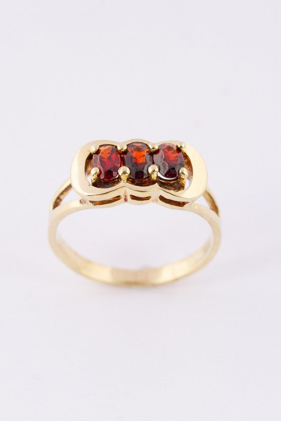 Gouden ring met 3 granaten