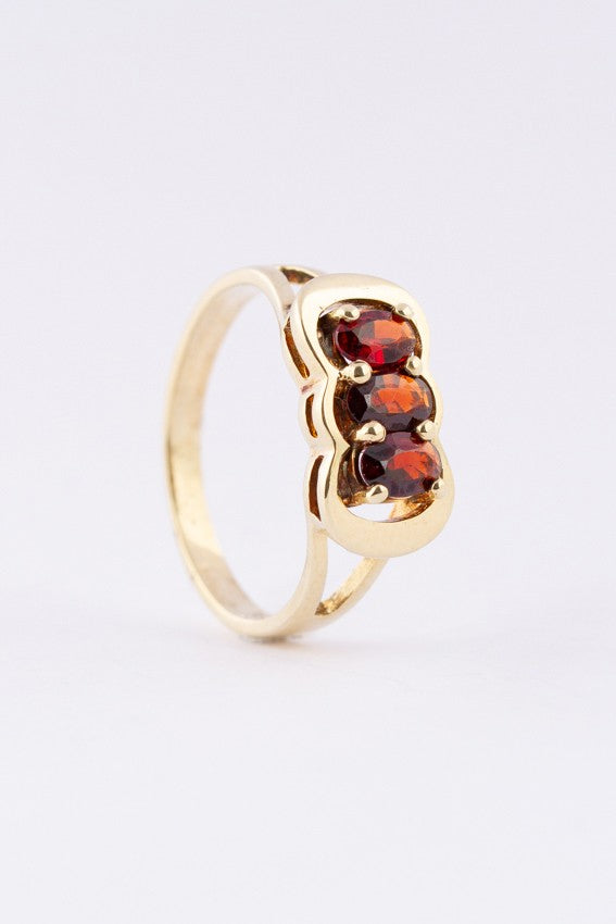 Gold ring with 3 garnets