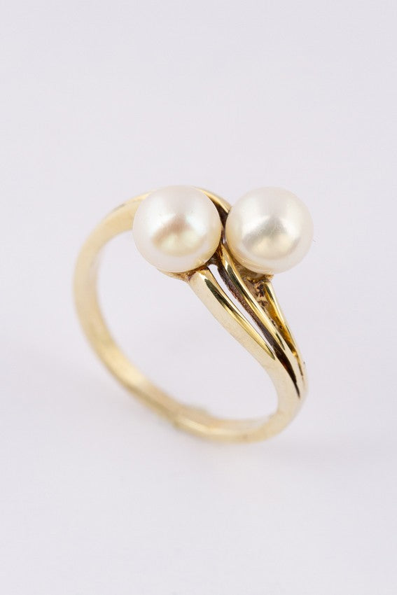 Gold ring with cultured pearls