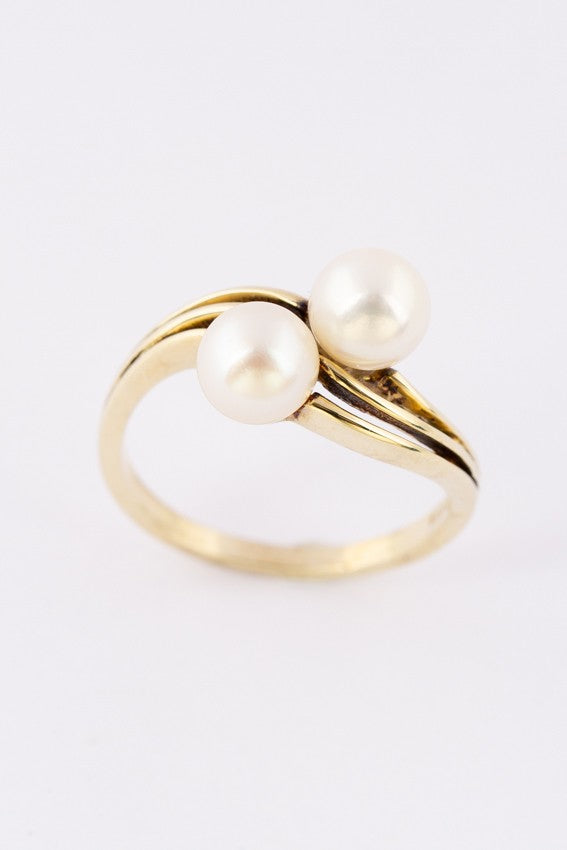 Gold ring with cultured pearls