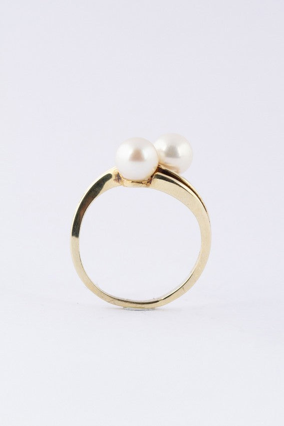 Gold ring with cultured pearls
