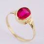 Oude gouden ring met een synthetische robijn.