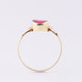 Oude gouden ring met een synthetische robijn.