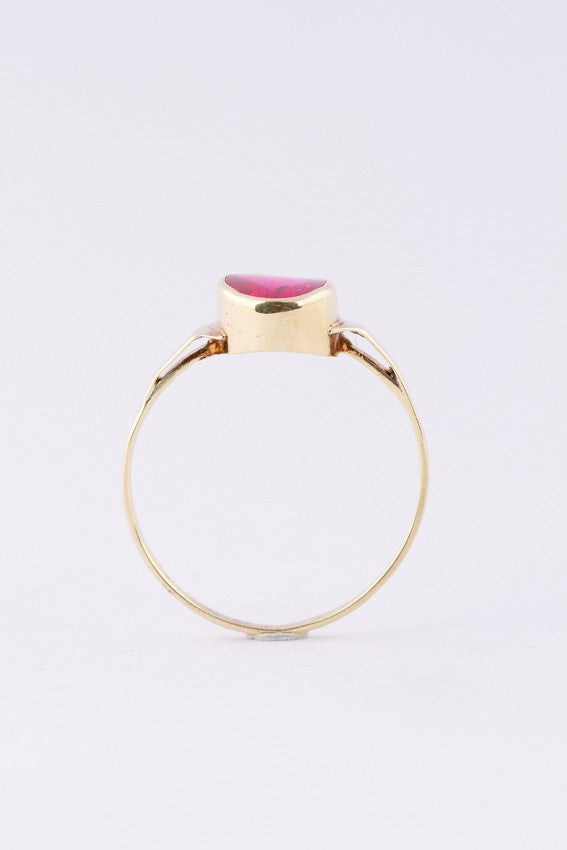 Oude gouden ring met een synthetische robijn.