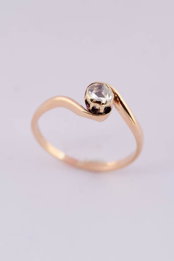 Antieke gouden slag ring met een diamant