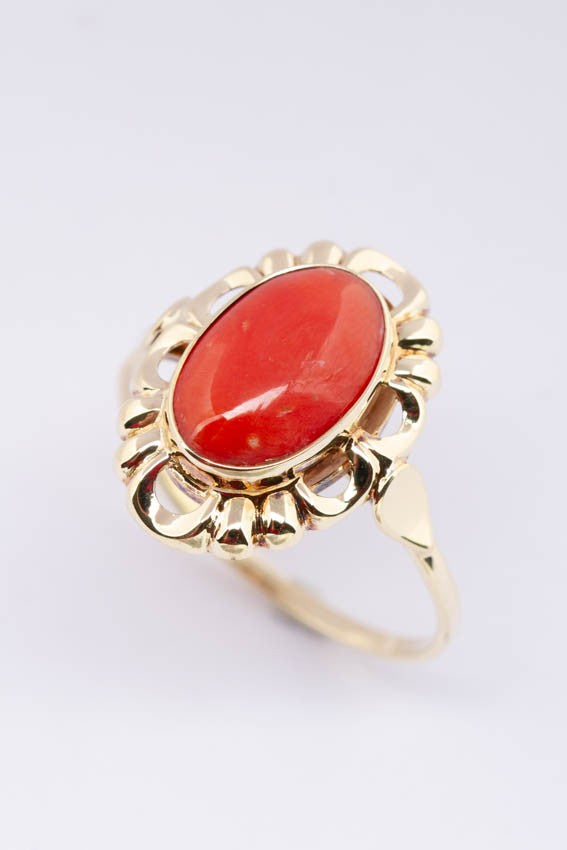 Gouden ring met bloedkoraal