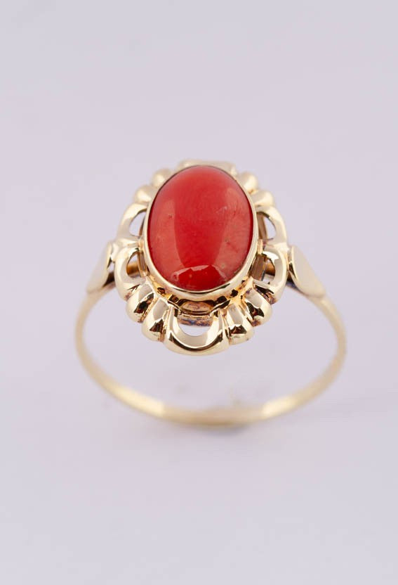 Gouden ring met bloedkoraal