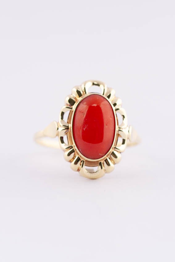 Gouden ring met bloedkoraal