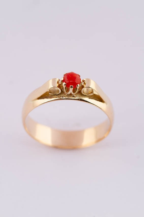 14 krt. gouden ring met bloedkoraal.