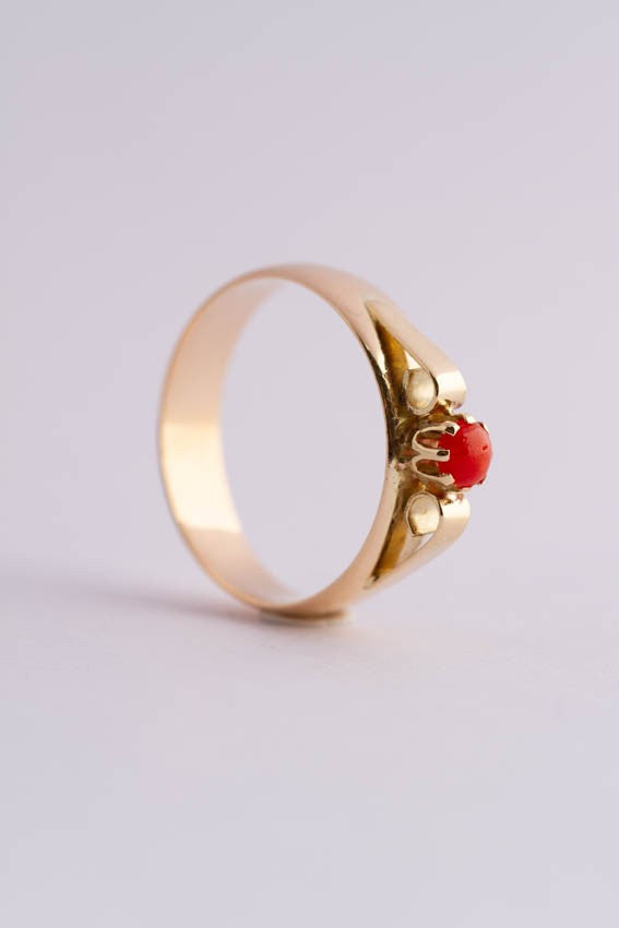 14 krt. gouden ring met bloedkoraal.