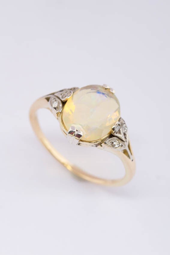 Gouden ring met vuur opaal en diamanten