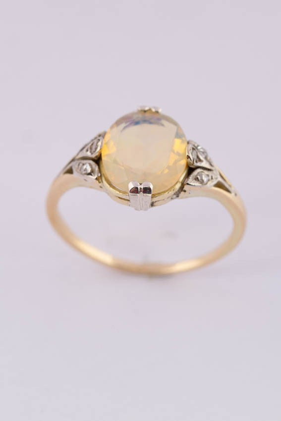 Gouden ring met vuur opaal en diamanten