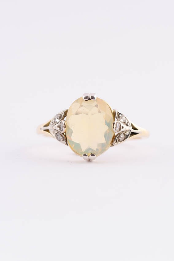 Gouden ring met vuur opaal en diamanten