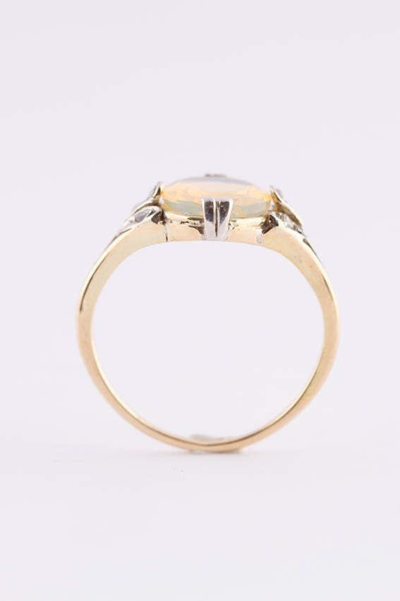 Gouden ring met vuur opaal en diamanten