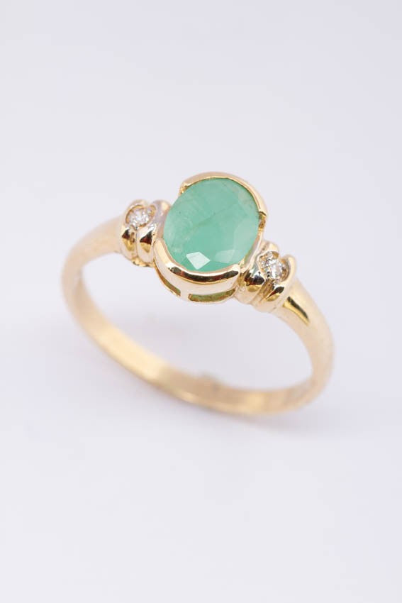 Gold ring with emerald and 2 brilliants.