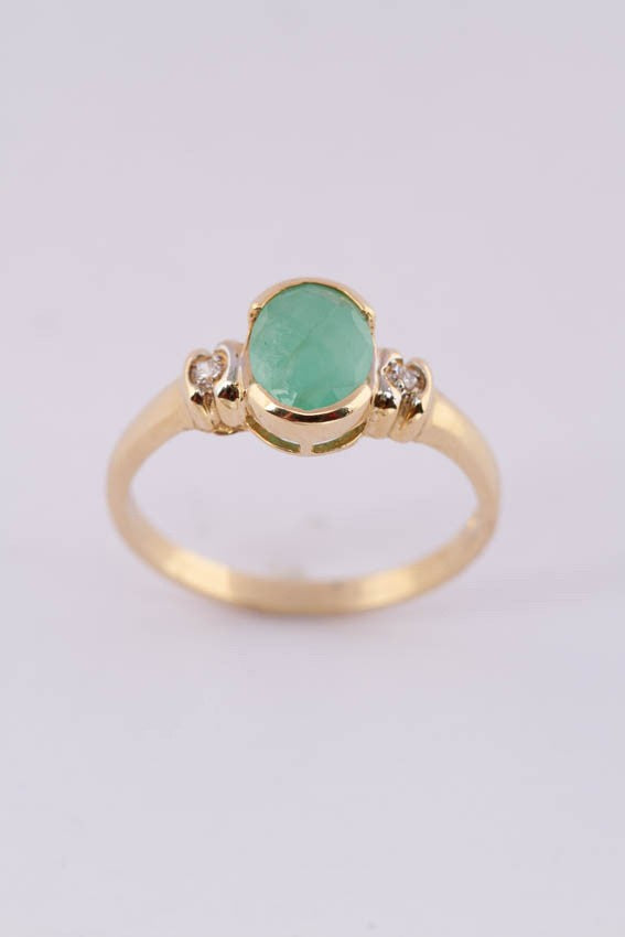Gold ring with emerald and 2 brilliants.