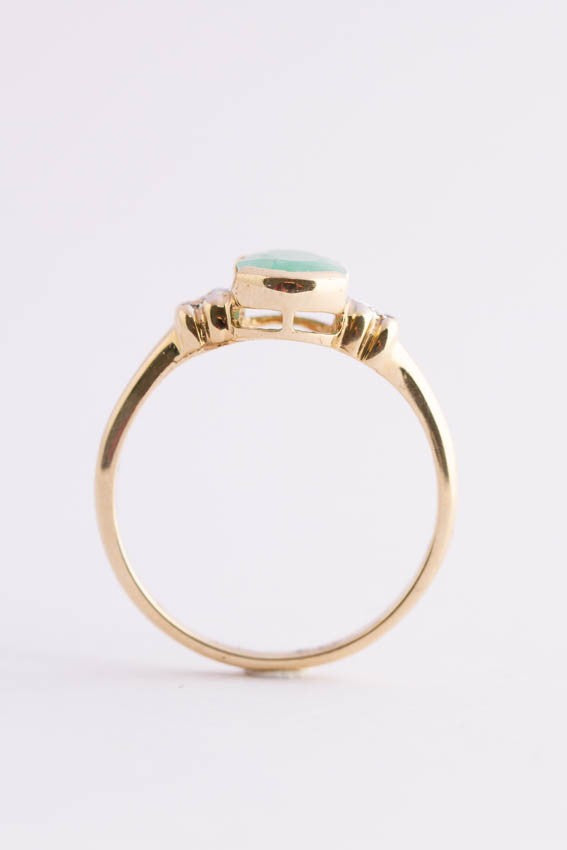 Gold ring with emerald and 2 brilliants.