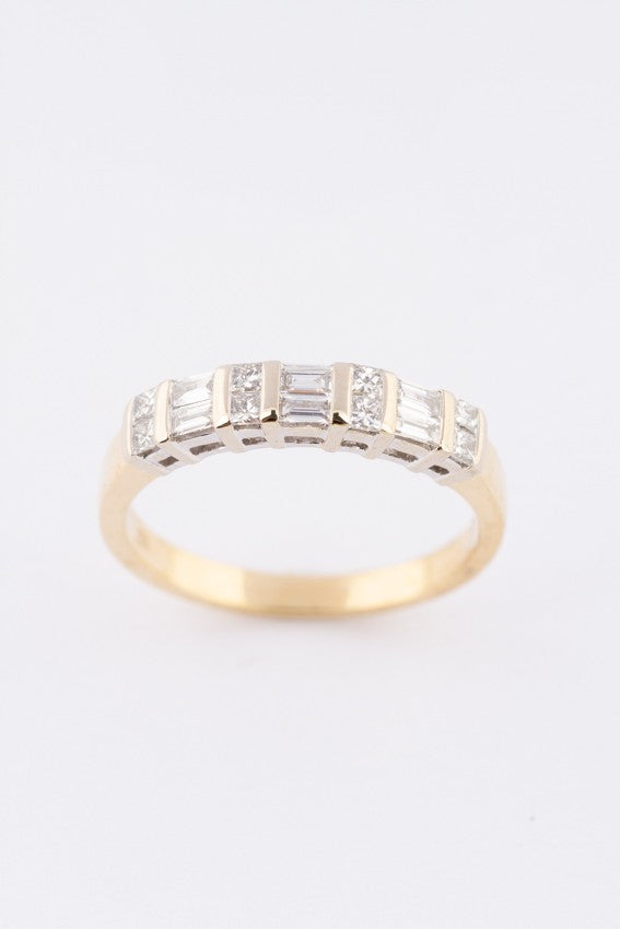 Gouden rij ring met prinses geslepen briljanten en baguette geslepen diamanten