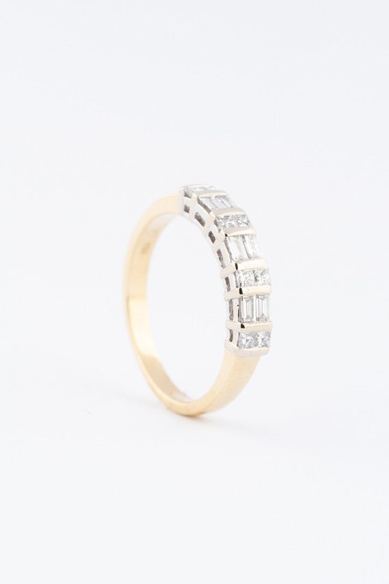 Gouden rij ring met prinses geslepen briljanten en baguette geslepen diamanten